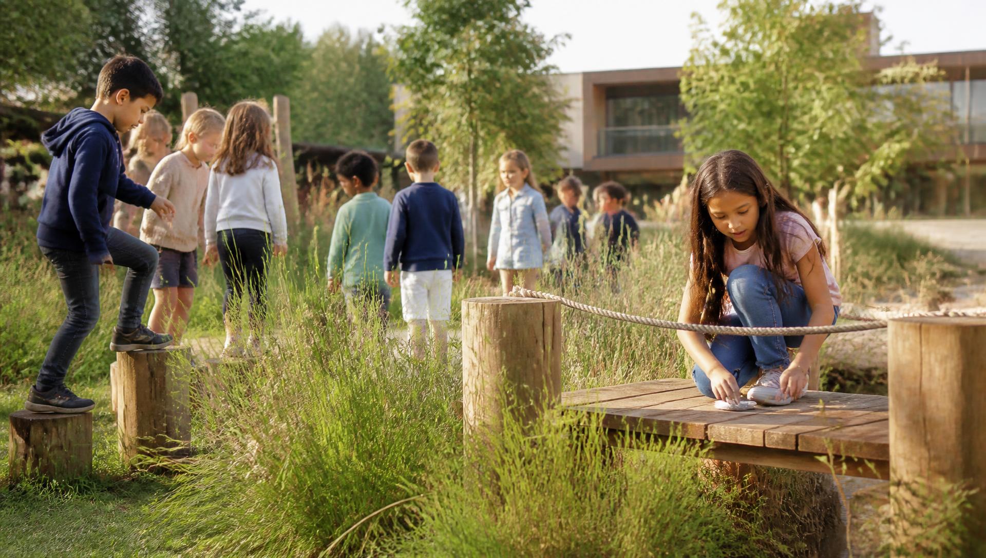 Kinderen ontdekken samen de groene speelplaats